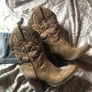 Rustic Cowgirl boots ✨